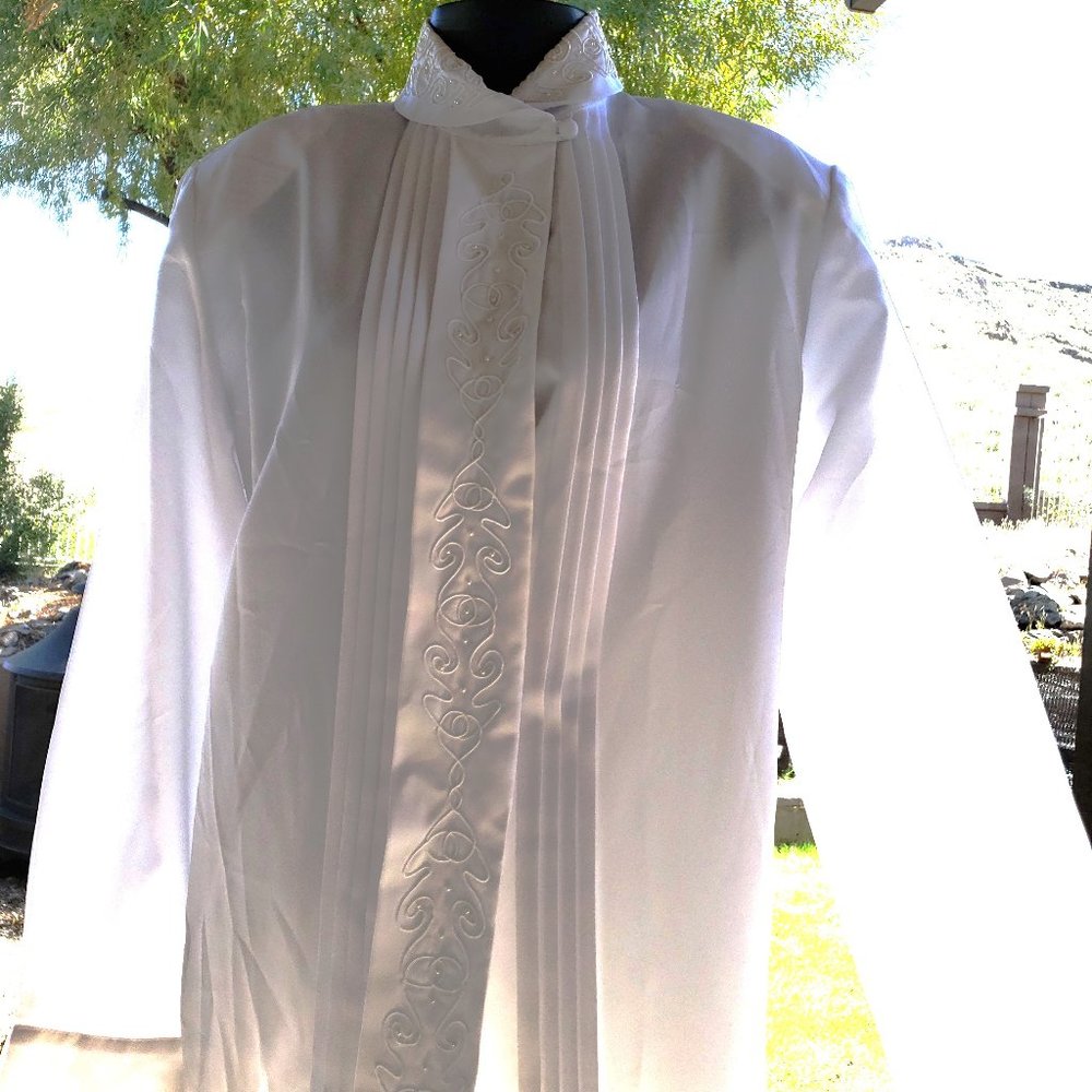 Sellecca Beautifully Detailed dress blouse Free with any other listing!